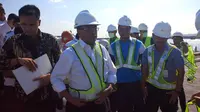Menhub Budi Karya Sumadi saat mengunjungi Terminal Teluk Lamong, Surabaya, Jatim. (Liputan6.com/Dian Kurniawan)