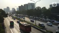 Kendaraan melintasi jalan tol di Jakarta, Kamis (27/8/2020). Gubernur DKI Jakarta Anies Baswedan mengusulkan agar Tol Dalam Kota dapat dilintasi oleh pengendara sepeda jenis road bike karena banyak masyarakat yang berolahraga dan menjadikan sepeda sebagai gaya hidup. (Liputan6.com/Immanuel Antonius)