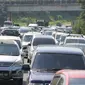 Pengendara mobil melintas pada jalur contra flow di ruas tol Semarang-Bawen, Jawa Tengah, Jumat (31/5/2019). Jasa Marga memberlakukan rekayasa lalu lintas sistem lawan arus dari Km 426 hingga Km 433 ruas tol Semarang-Bawen untuk mengurai kepadatan kendaraan pemudik. (Liputan6.com/Herman Zakharia)