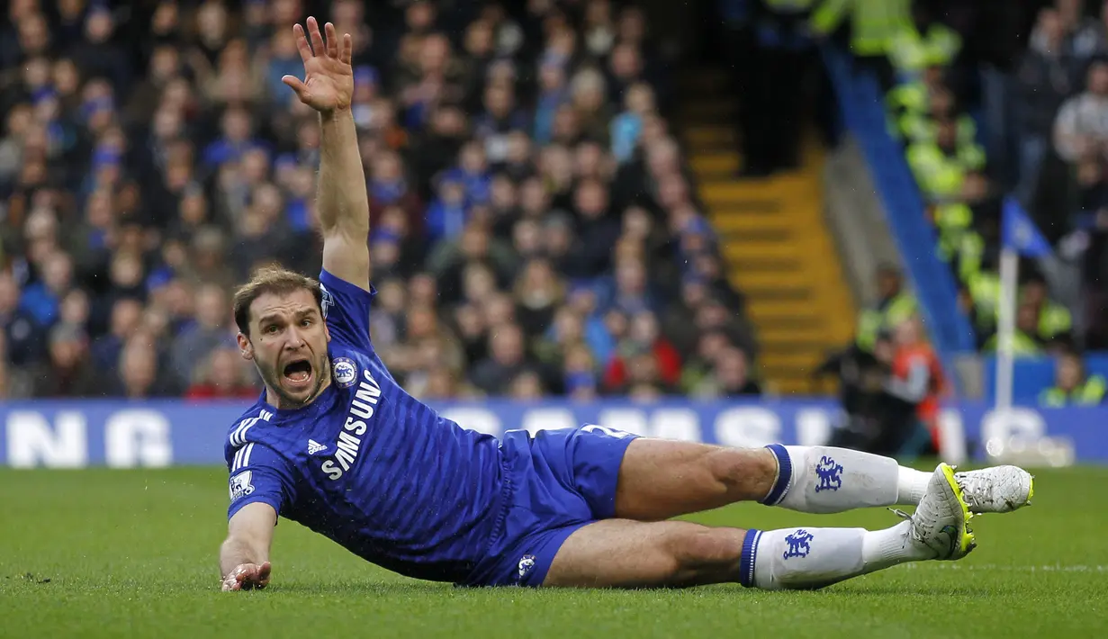 Branislav Ivanovic. Eks bek kanan berusia 38 tahun yang belum lama pensiun pada Juli 2021 bersama West Bromwich Albion ini tercatat sebagai pemain asal Serbia dengan raihan gol terbanyak keempat di Premier League Liga Inggris hingga kini. Total ia mencetak 22 gol dan 23 assist bersama Chelsea dari total 261 laga selama hampir 10 musim sejak pertengahan 2007/2008 hingga pertengahan 2016/2017. Sebelum memutuskan pensiun ia sempat membela West Bromwich Albion selama satu musim pada 2020/2021 dan tampil 13 kali tanpa mencetak satu gol pun. (AFP/Ian Kington)