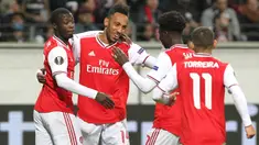 Para pemain Arsenal merayakan gol yang dicetak Pierre-Emerick Aubameyang ke gawang Eintracht Frankfurt pada laga Europa League di Frankfurt, Kamis (19/9). Frankfurt kalah 0-3 dari Arsenal. (AFP/Daniel Roland)