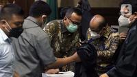 Terdakwa suap izin ekspor benih lobster tahun 2020, Edhy Prabowo (kiri) usai sidang pembacaan tuntutan di Pengadilan Tipikor Jakarta, Selasa (29/6/2021). Mantan Menteri Kelautan dan Perikanan, Edhy Prabowo dituntut lima tahun penjara dan denda Rp 400 juta. (Liputan6.com/Helmi Fithriansyah)