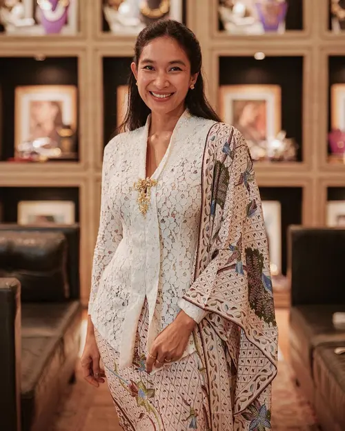 10 Pilihan Kebaya Happy Salma untuk Tampil Modern dengan Sentuhan Etnik -  Photo Fimela.com