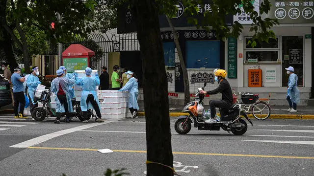 FOTO: Potret Pekerja Pengantar Barang Saat Lockdown di Shanghai