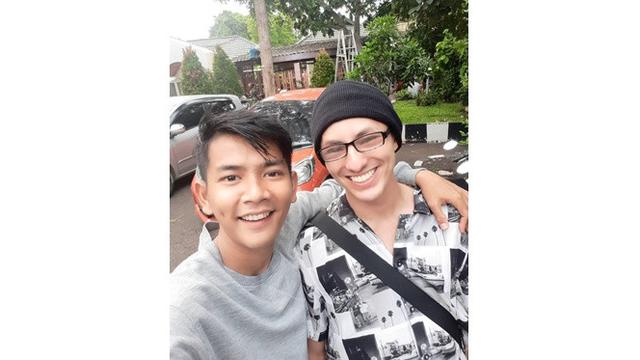 6 Potret Dylan Carr Kembali ke Lokasi Syuting, Dipeluk Angela Gilsha