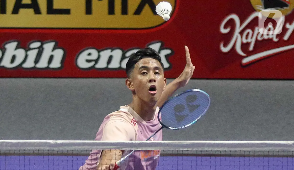 Alwi Farhan sempat memberikan perlawanan sengit pada Antonsen. Ia mampu mengimbangi Antonsen dengan merebut kemenangan di gim kedua dengan skor 21-18. (Liputan6.com/Herman Zakharia)
