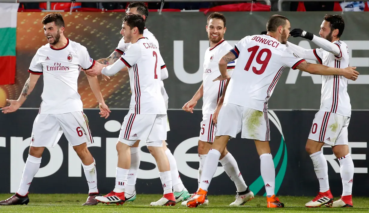 Pemain AC Milan, Patrick Cutrone (kiri) bersama rekan setimnya merayakan gol ke gawang Ludogorets Razgrad pada laga leg pertama babak 32 besar Liga Europa di Ludogerts Arena, Jumat (16/2). AC Milan berhasil menumbangkan Ludogorets 3-0. (AP Photo)