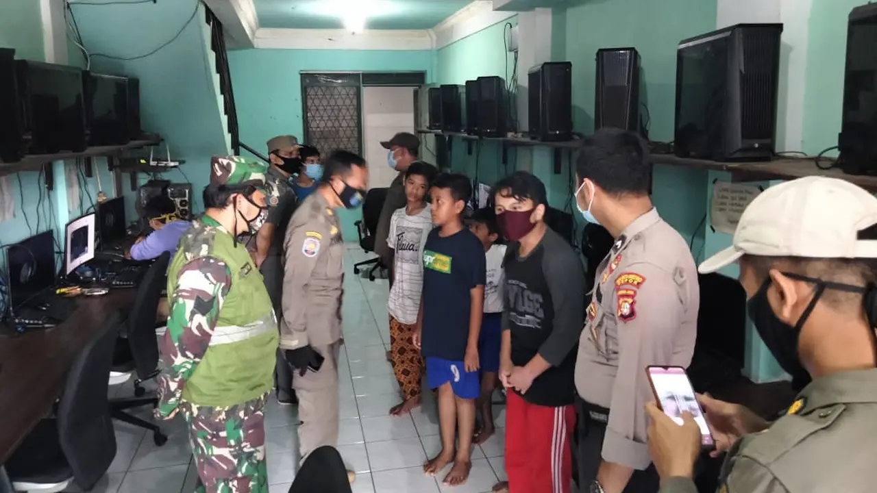 Satpol PP Kota Depok merazia sejumlah pelajar yang bermain game online saat jam pelaksanaan Pembelajaran Jarak Jauh (PJJ). (Liputan6.com/Dicky