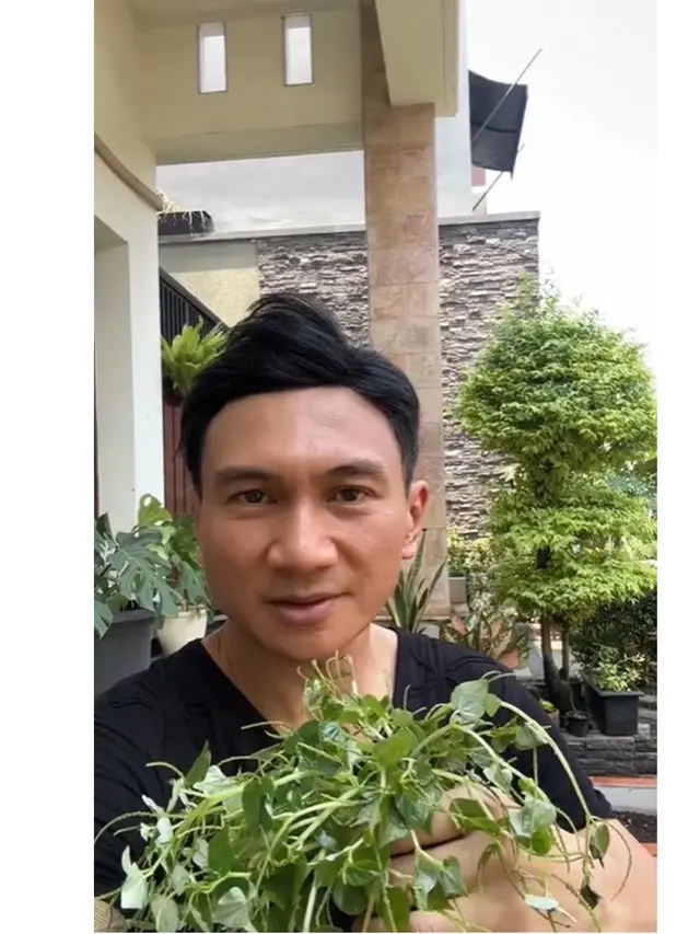 7 Potret Teras Depan Rumah Anji, Halaman Dipakai Berkebun dan Budidaya Sirih China