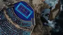 Pemandangan dari udara, sebuah musikus Mariachi tampil saat pertandingan tenis eksibisi antara petenis Austria Dominic Thiem melawan petenis Jerman Alexander Zverev di forum "Sinfonia del Mar" di Acapulco, Meksiko (26/2). (AFP Photo/Pedro Pardo)