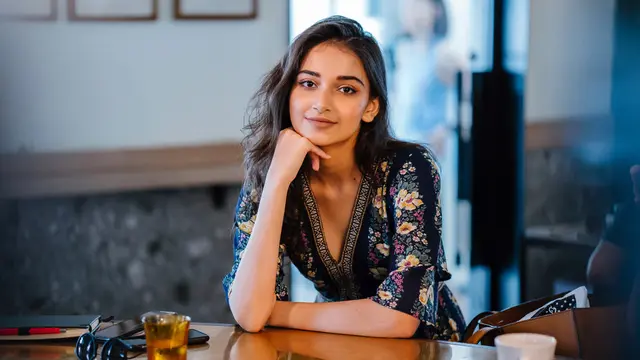 cantik bahagia tersenyum mandiri dewasa