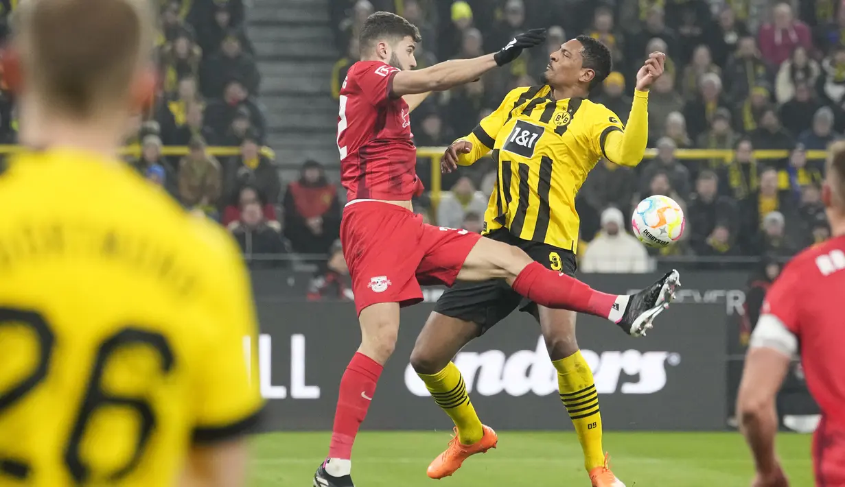 Penyerang Borussia Dortmund,  Sebastien Haller berebut bola dengan bek RB Leipzig, Josko Gvardiol dalam laga pekan ke-23 Bundesliga atau Liga Jerman 2022/2023 di Signal Iduna Park, Sabtu (4/3/2023) dini hari WIB. Sementara Leipzig tertahan di peringkat keempat karena gagal mendapatkan poin dari kandang Dortmund. (AP Photo/Martin Meissner)