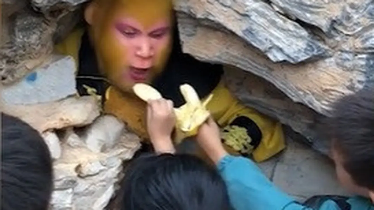 Atraksi Turis Beri Makan Sun Go Kong Hidup di Gunung Jadi Viral, Pemerannya Dibayar Minimal Rp13 Juta per Bulan