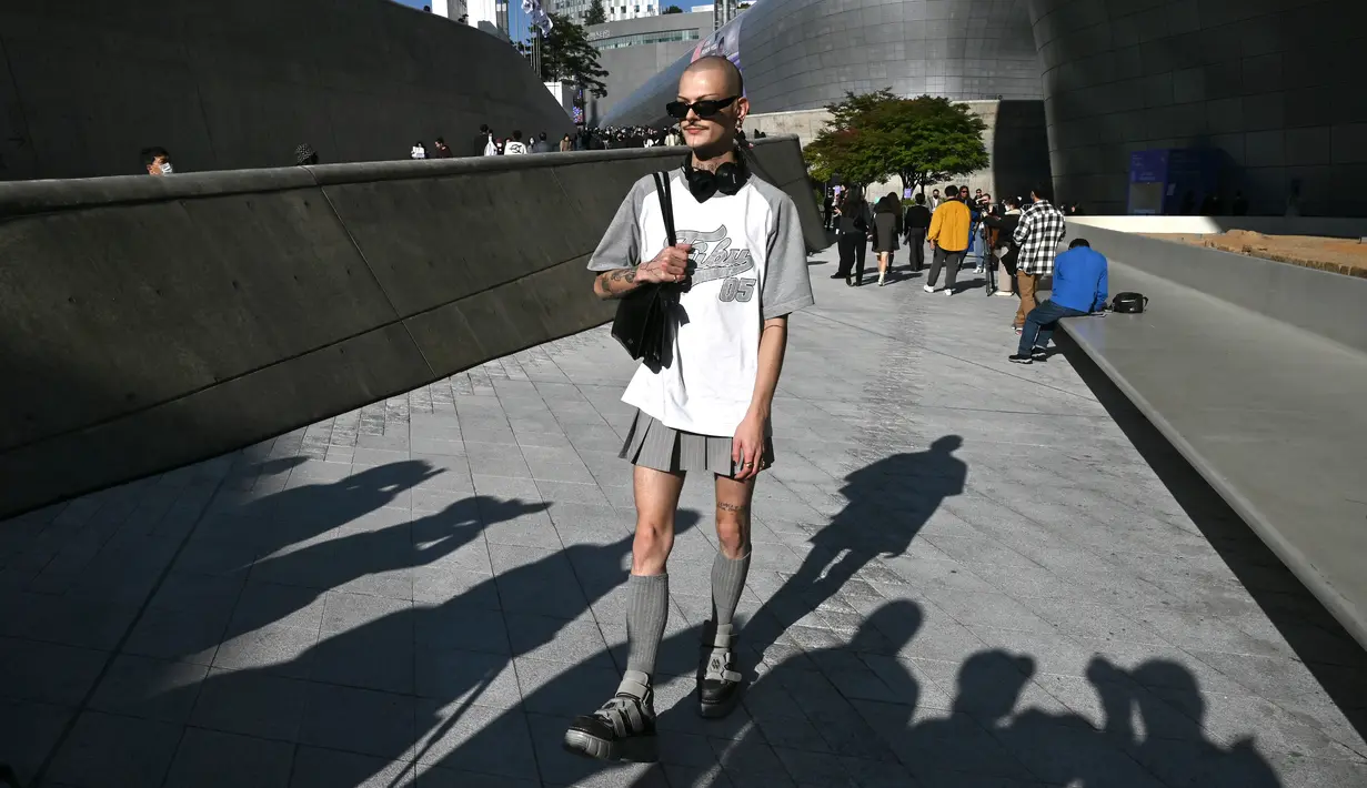 Seorang peserta berpose untuk foto selama Seoul Fashion Week Spring/Summer 2023 di Dongdaemun Design Plaza di Seoul pada 12 Oktober 2022. Sejumlah desainer lokal turut menampilkan karya mereka pada gelaran fashion ini. (AFP/Jung Yeon-je)