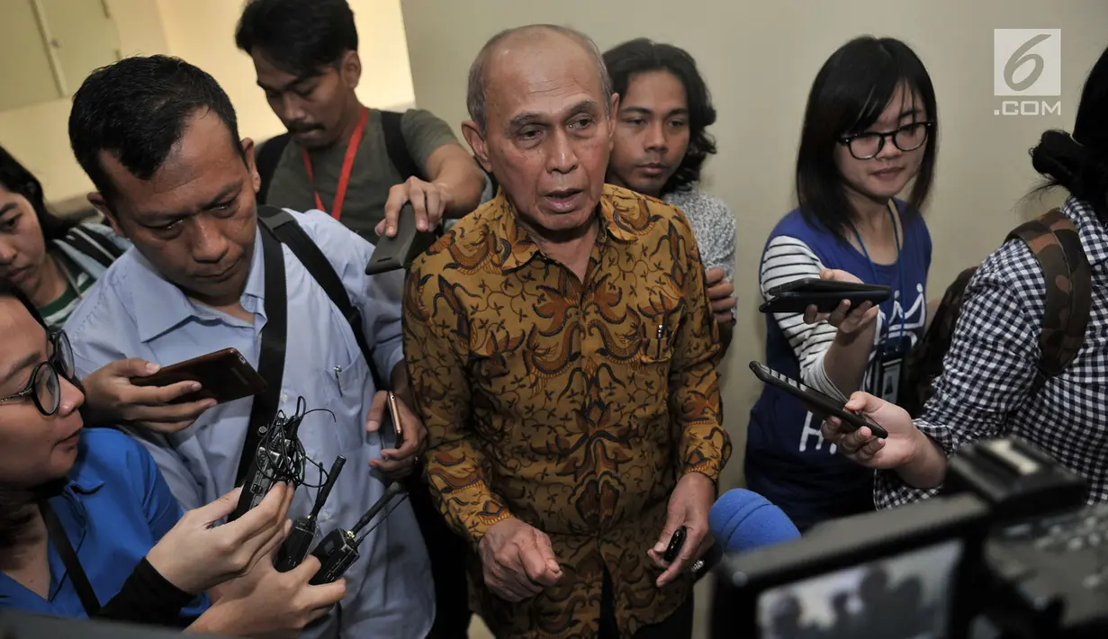 Mantan Kas Kostrad Kivlan Zen memberikan keterangan kepada awak media saat tiba memenuhi panggilan di Gedung Bareskrim Mabes Polri, Jakarta, Senin (13/5/2019). Kivlan menyatakan tuduhan yang mengatakan dirinya akan melarikan diri ke Berunei itu suatu hal yang keterlaluan. (merdeka.com/Iqbal Nugroho)