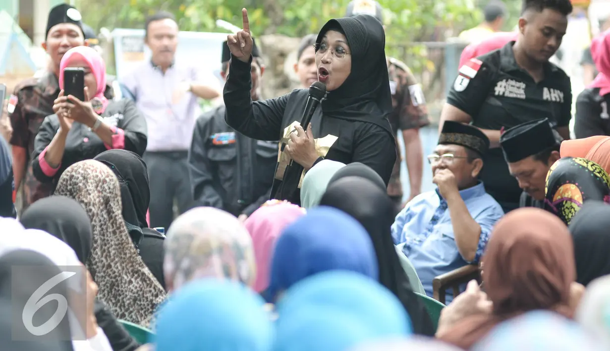 Calon Wakil Gubernur DKI Sylviana Murni saat memaparkan program-programnya kepada warga Jalan Famili, Jagakarsa, Jakarta Selatan, Kamis (5/1). Gerilya ke Jagakarsa, Sylviana Murni minta dukungan dan dengarkan keluhan warga. (Liputan6.com/Yoppy Renato)