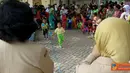 Citizen6, Surabaya: Dalam rangka memperingati hari Kartini, Paguyuban Bunda PPT dan TP.PKK menggelar lomba gebyar paud sekelurahan Bulak, Selasa pagi (19/4). Tampak anak-anak sedang mengikuti lomba kecepatan menaruh bendera. (Pengirim: Ahmad)