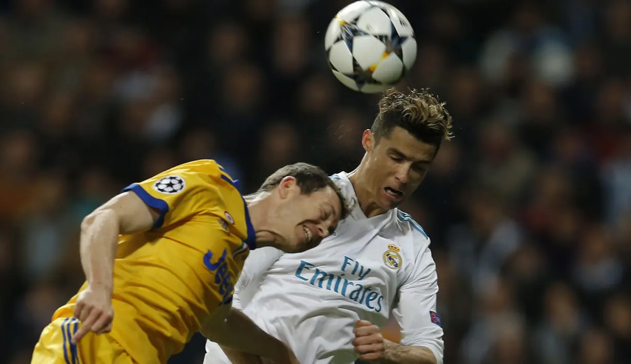 Duel pemain Juventus, Daniele Rugani (kiri) dengan Cristiano Ronaldo pada leg kedua perempat final Liga Champions di Santiago Bernabeu stadium, Madrid, (11/4/2018).  Real Madrid menang agregat 4-3. (AP/Paul White)