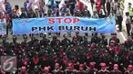 Ribuan buruh melakukan aksi jalan kaki menuju Istana Merdeka, Jakarta, Sabtu (6/2/2016). Dalam aksi tersebut mereka meminta agar tidak terjadi PHK secara besar-besaran. (Liputan6.com/Angga Yuniar)