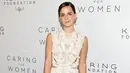 <p>Emma Watson menghadiri makan malam The Kering Foundation's Caring for Women di The Pool on Park Avenue, New York City, Amerika Serikat, 15 September 2022. Emma melengkapi penampilannya dengan sepasang sandal hitam tebal. (Dia Dipasupil/Getty Images/AFP)</p>