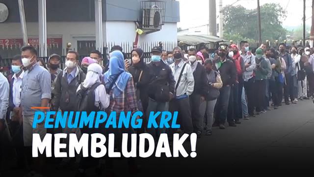 Antrean calon penumpang KRL di Stasiun Bojong Gede, Bogor, Jawa Barat kembali mengular. Calon penumpang mengantre untuk menunjukkan sertifikat vaksin dan menunggu giliran masuk.