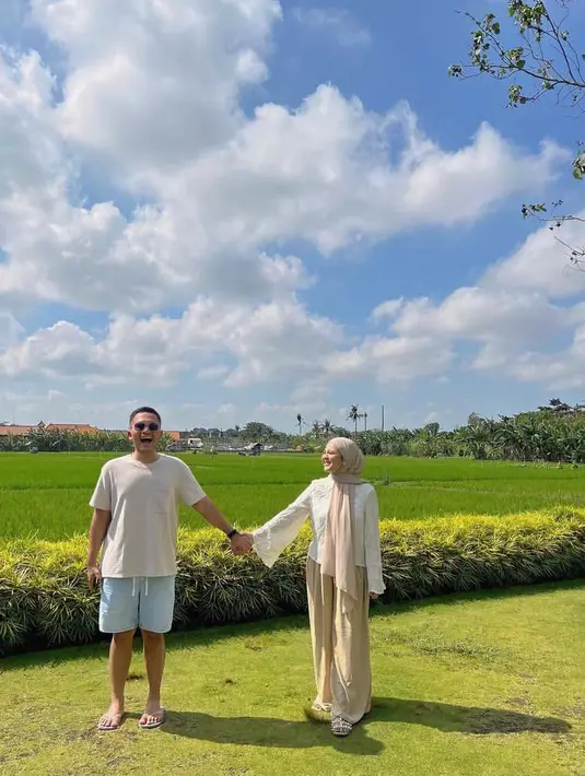 2. Berpose di hamparan sawah hijau, Kesha Ratuliu jadi cewek bumi dengan outfit nuansa warna sand. Dia memadukan long sleeve putih dengan celana kulot warna sand dan pashmina krem.  (Instagram/kesharatuliu05).