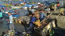 Nelayan menaikkan keranjang-keranjang ikan ke atas gerobak di Tempat Pelelangan Ikan (TPI) Palangpang, Ciletuh, Sukabumi, Jawa Barat, (23/9). (Merdeka.com/Arie Basuki)