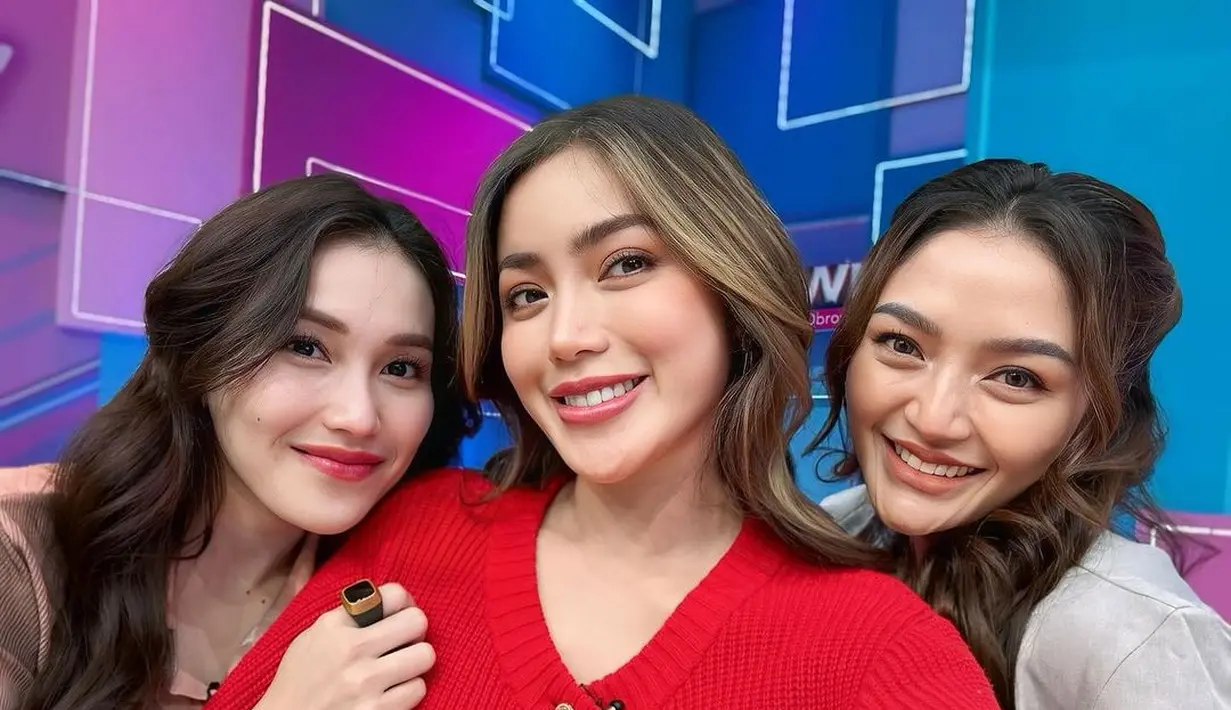 Setelah umumkan kehamilan anak ketiganya, Jessica Iskandar tampil memesona pancarkan aura glowing bumil yang tak terbantahkan. [Foto: Instagram/ayutingting92]