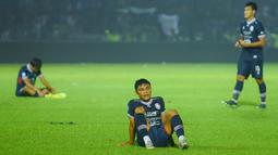 Kericuhan terjadi di dalam lapangan usai tuan rumah Arema dikalahkan Persebaya dengan skor 2-3 di Stadion Kanjuruhan, Malang, Sabtu (1/10/2022) (Bola.com/Iwan Setiawan)
