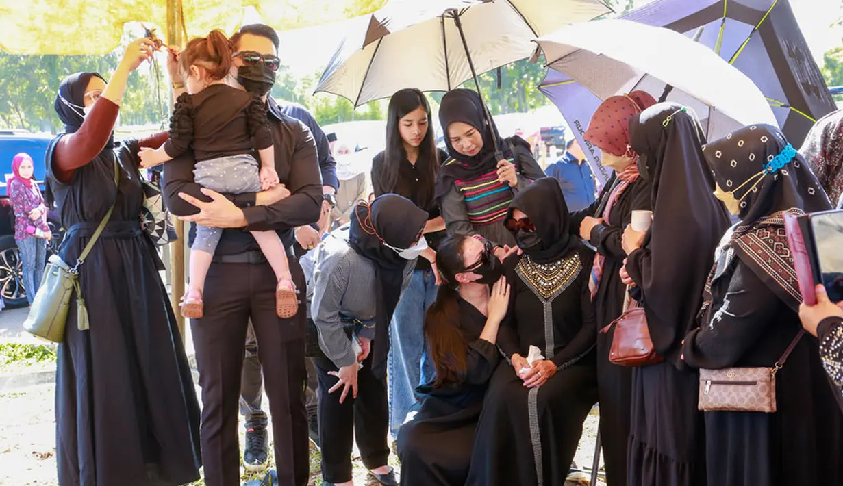 "Yang pastinya kami memang berduka ya, tapi kita udah ikhlas juga dan sekarang Papa udah nggak sakit lagi, Papa udah tenang, itu yang paling penting," ucap Asmirandah usai pemakaman, Jumat (7/4/2023). dilansir dari Kapanlagi.[Foto: KapanLagi.com/Muhammad Akrom Sukarya]