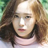 Krystal merupakan salah satu idol Korea yang multi talenta. Tak hanya punya wajah yang cantik, ia juga pandai benyanyi dan akting. (Foto: Soompi.com)