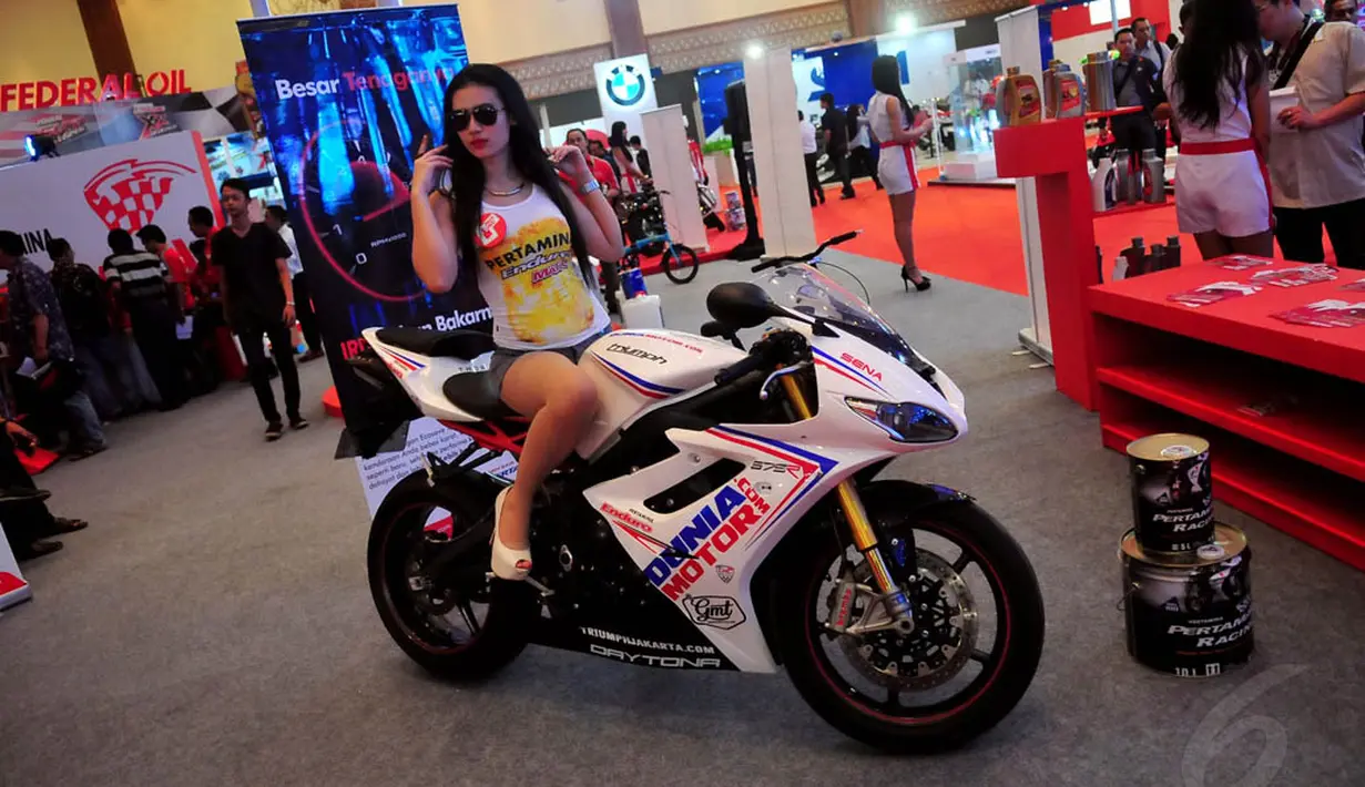 Dalam pembukaannya IMoS dimeriahkan pameran motor garang dan para perempuan cantik yang menungganginya, Jakarta, Rabu (29/10/2014). (Liputan6.com/Johan Tallo)