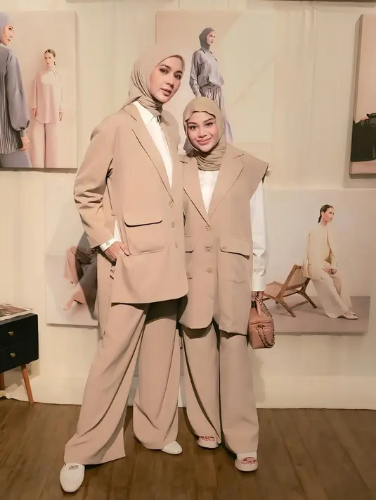Dalam acara spesial tersebut, Paula memilih setelan blazer berwarna khaki yang memberikan kesan profesional sekaligus stylish.  [@paula.verhoeven].