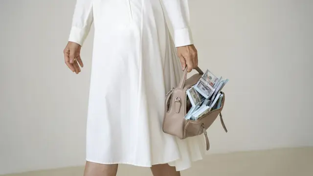 ilustrasi model baju overdress/freepik