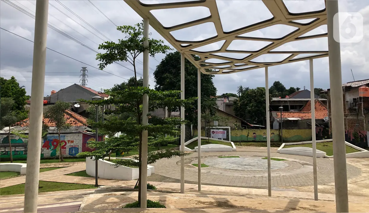 Suasana Taman Maju Bersama (TMB) Assakinah di kawasan Kebagusan, Jakarta, Kamis (27/2/2020). Gubernur DKI Jakarta Anies Baswedan akan membangun 200 TMB hingga tahun 2022 untuk memenuhi target 30 persen ruang terbuka hijau (RTH) di wilayah Ibu Kota. (Liputan6.com/Immanuel Antonius)