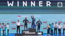 Pembalap Jaguar TCS Mitch Evans (tengah) berselebrasi usai menjuarai balapan Formula E seri kesembilan di Jakarta International E-Prix Circuit (JIEC), Jakarta, Sabtu (4/6/2022). Andalan Jaguar TCS Racing Mitch Evans memenangkan ajang balap Formula E Jakarta e-Prix 2022. (Liputan6.com/Herman Zakharia)