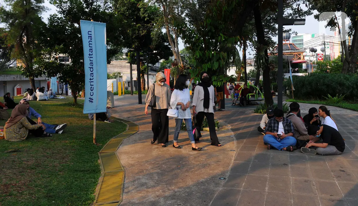 Aktivitas warga saat mengisi libur akhir pekan di Taman Literasi Martha Christina Tiahahu. (merdeka.com/Imam Buhori)