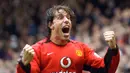 2. Ruud van Nistelrooy - Pemain yang membela Manchester United selama lima musim ini merupakan salah satu predator tajam di masanya. Berhasil mencetak 25 gol pada musim 2002/2003 membuatnya sukses menyabet gelar top skor Liga Inggris. (AFP/Paul Barker)