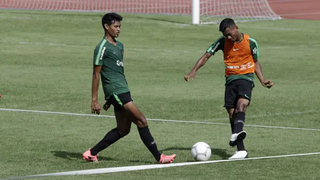 Pemain Timnas Indonesia U-22, Anan Lestaluhu, berebut bola dengan Septian Bagaskara. (Bola.com/Yoppy Renato)
