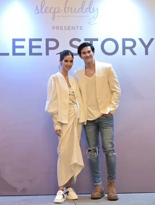 <p>Vino G. Bastian sendiri memiliki ciri tampilan rock n roll, yang selalu diberikan sebagai twist. Seperti saat memakai jas yang dipadankan dengan jeans robek. (Foto: Instagram @vinogbastian__)</p>