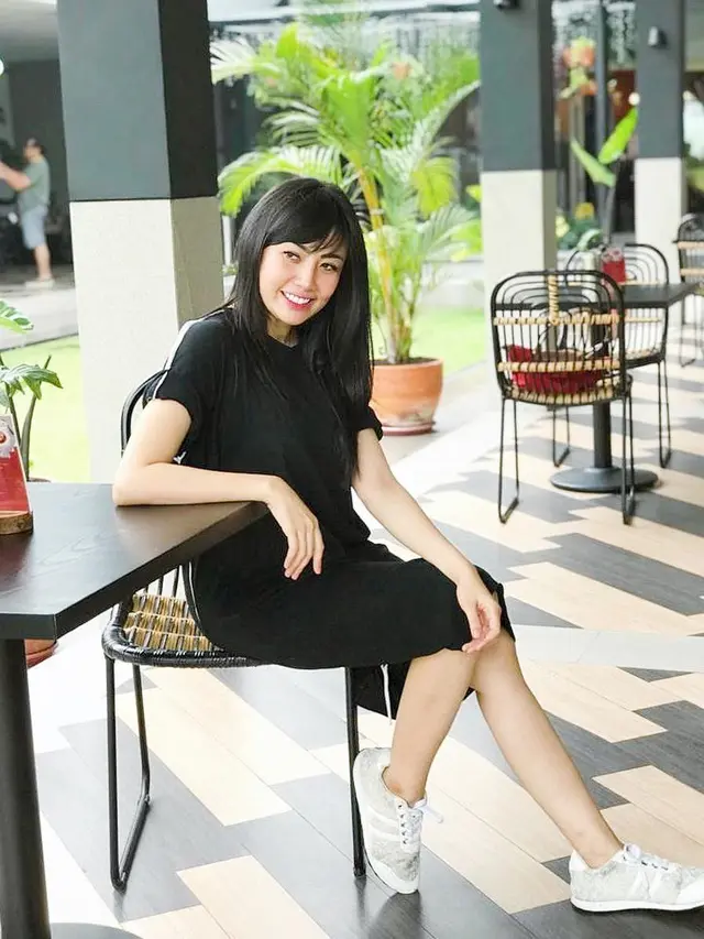 6 Pesona Nina Agustin, Dokter Gigi di Malang yang Viral karena Pakai APD Unik