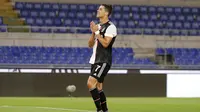 Striker Juventus, Cristiano Ronaldo, tampak kecewa usai ditaklukkan Napoli pada laga final Coppa Italia di Stadion Olympic, Roma, Rabu (17/6/2020). Cristiano Ronaldo kembali gagal membawa Juventus meraih juara usai kalah adu penalti dari Napoli. (AP/Andrew Medichini)