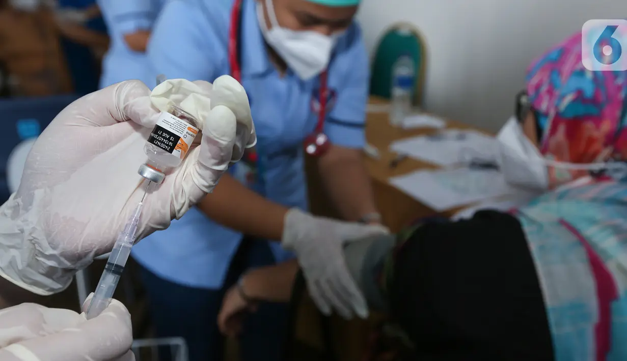 Tenaga medis menyiapkan vaksin Covid-19 di Lippo Mall Kemang, Jakarta, Senin (12/04/2021). Ribuan lansia dan tenaga pendidik mengikuti vaksinasi guna mendukung pemerintah realisasi target 1 juta penyuntikan vaksin per hari. (Liputan6.com/Fery Pradolo)