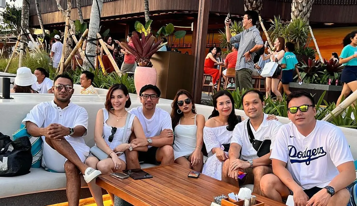 Wijaya Saputra alias Wijin bersama di acara ulang tahun Sammy Simorangkir. (Instagram @jaysforeal)