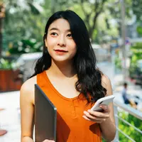 ilustrasi perempuan main handphone/theshots.co/Shutterstock