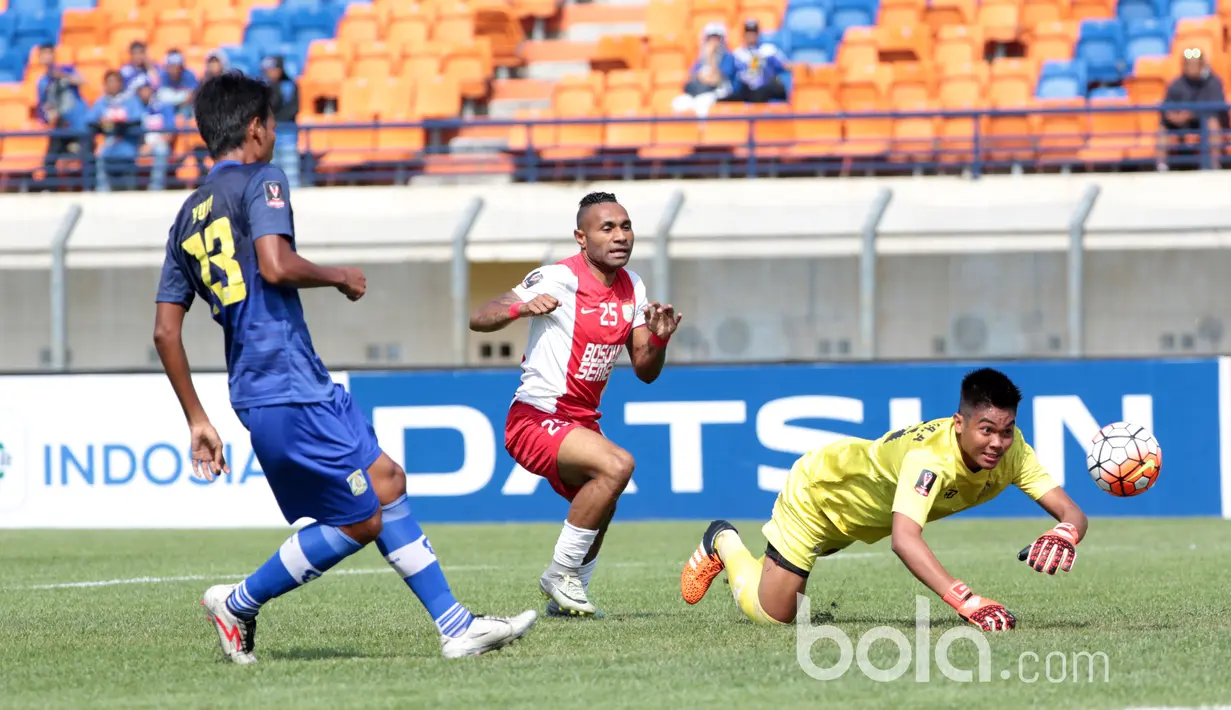 Striker PSM Makasar, Titus Bonai, berusaha membobol gawang Persiba pada laga Piala Presiden 2017 di Stadion Sijalak Harupat, Soreang, Bandung, Jumat (17/2/2017). PSM menang 3-1 atas Persiba. (Bola.com/Nicklas Hanoatubun)