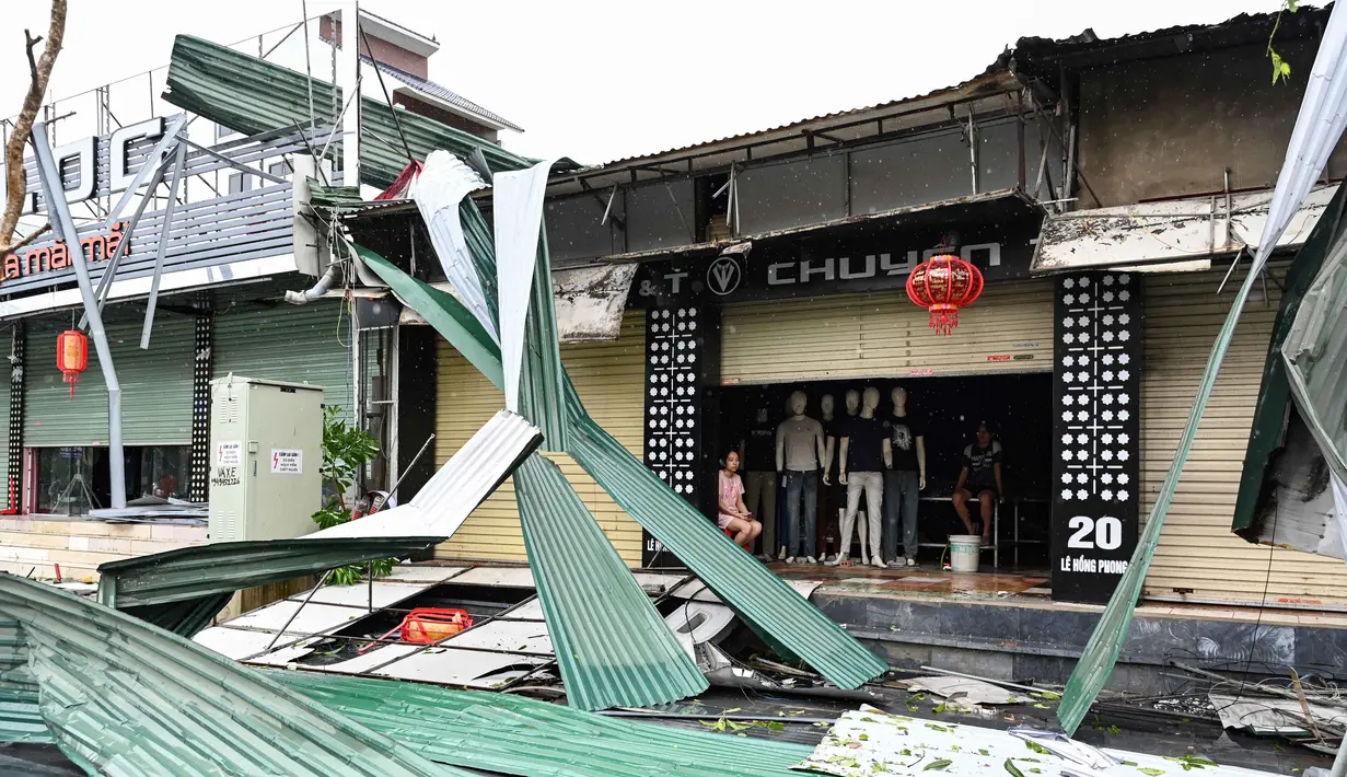 Topan Kajigi juga merobohkan 331 tiang listrik, menyebabkan pemadaman listrik yang meluas di sejumlah provinsi. (Nhac NGUYEN/AFP)