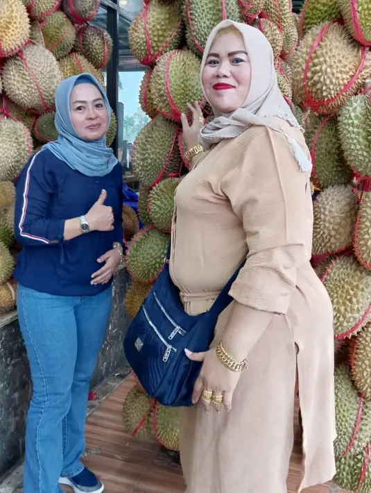 "Mpo makin tua makin cantik,"  tulis sabianhari05. "Mpok Munaroh tmb kinclong," tulis ferrysatriobima. Potret berikut diunggah Maryati Tohir pada unggahan terakhir pada Januari 2023 lalu. Maryati tampak tidak begitu aktif di akun instagramnya. [Instagram/maryati_tohir]