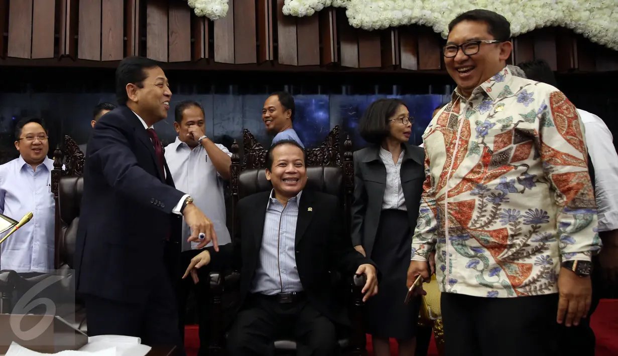 Wakil Ketua DPR Taufik Kurniawan (tengah) saat meninjau kesiapan ruang Rapat Paripurna I, Kompleks Parlemen, Jakarta, Rabu (1/3). Persiapan dilakukan untuk menyambut kedatangan Raja Salman dan rombongan. (Liputan6.com/Johan Tallo)