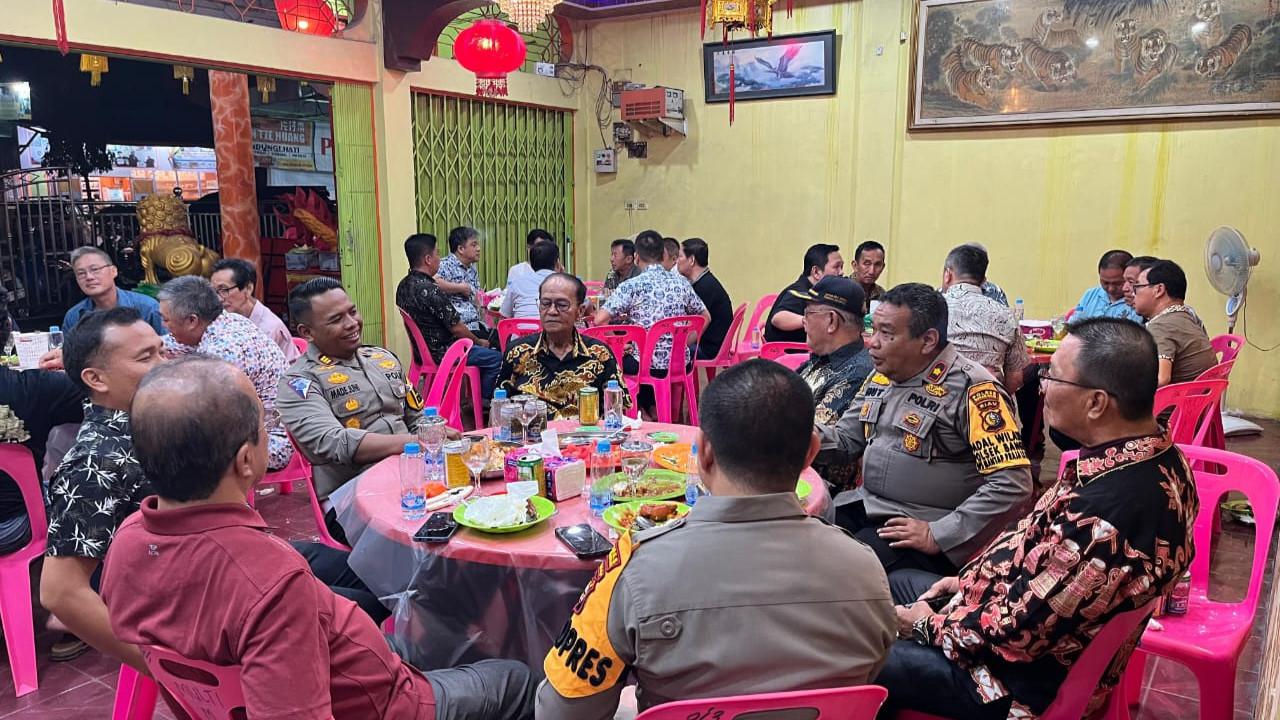 Kepolisian dan Paguyuban Etnis Tionghoa di Rokan Hilir bersama kepolisian setempat.